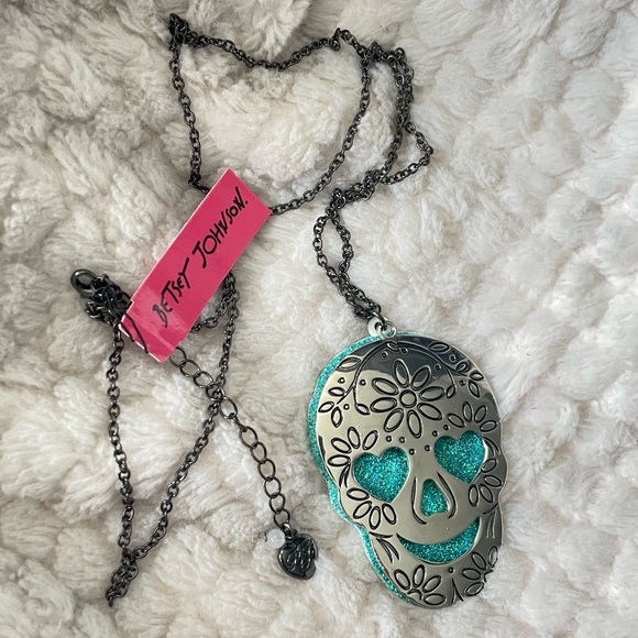 BETSEY JOHNSON Engraved Double Skull Pendant Long Necklace NWT - Picture 13 of 16